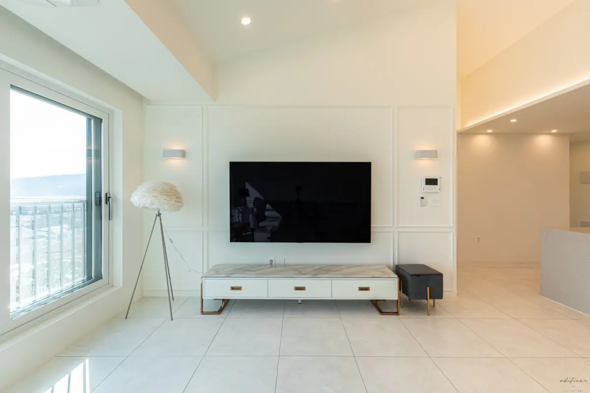 화이트 톤의 고급스러운 모던 클래식 빌라 거실